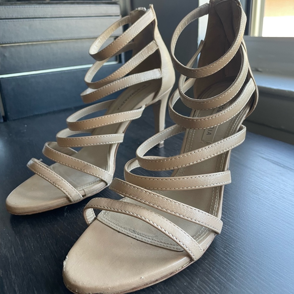 Nude detailed strap heel from BCBG. Lightly worn and very comfortable!!